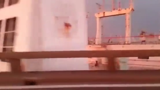 navio-e-levado-para-pier-apos-bater-na-ponte-rio-niteroi