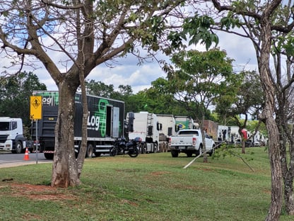 caminhoes-voltam-a-se-concentrar-perto-de-sede-do-exercito-em-brasilia