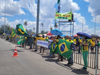 manifestantes-se-concentram-em-frente-ao-exercito-e-esperam-relatorio-sobre-fraude-eleitoral