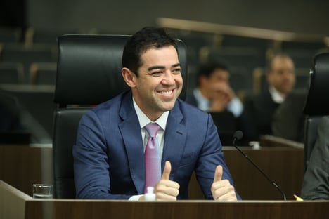 em-discurso-de-posse-bruno-dantas-afaga-alexandre-de-moraes