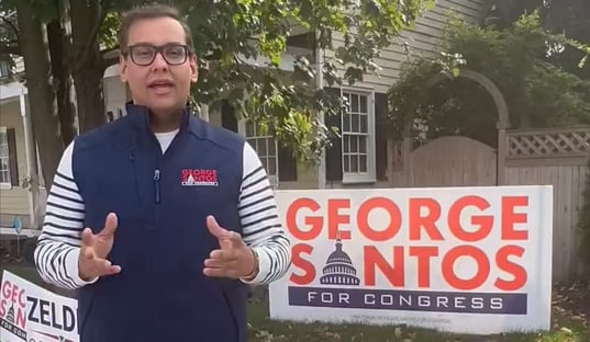 Urgente: George Santos apresenta-se à Justiça em Nova York