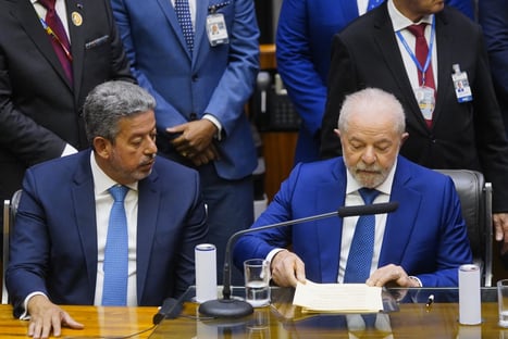 Aliança de Lula com Centrão é 'seguro democrático', diz Fontana