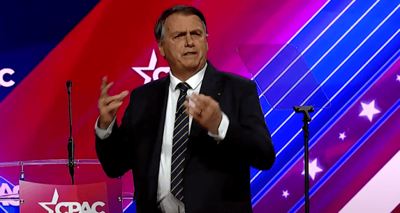 Flávio anuncia data do retorno de Jair Bolsonaro; e se corrige em seguida