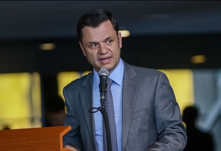 Crusoé: Fio desencapado