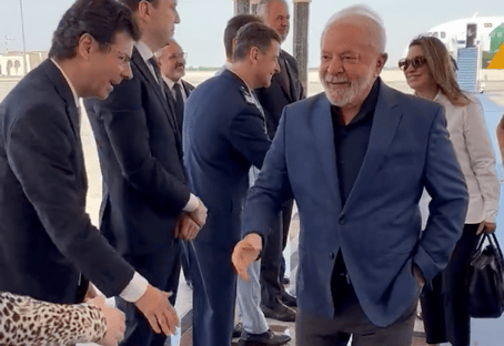 Lula chega aos Emirados Árabes para banquete com xeique