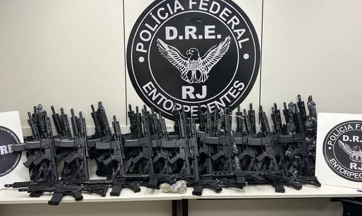 47 fuzis são apreendidos pela PF em mansão no RJ
