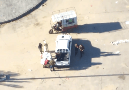 Vídeo mostra Hamas saqueando suprimentos de civis em Gaza