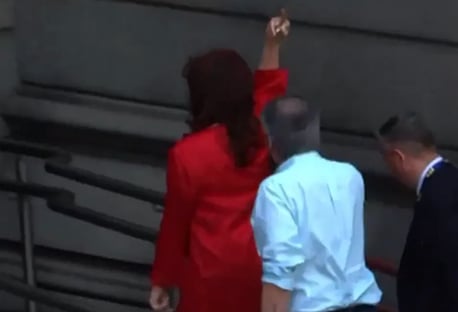 Cristina Kirchner é xingada e mostra dedo do meio