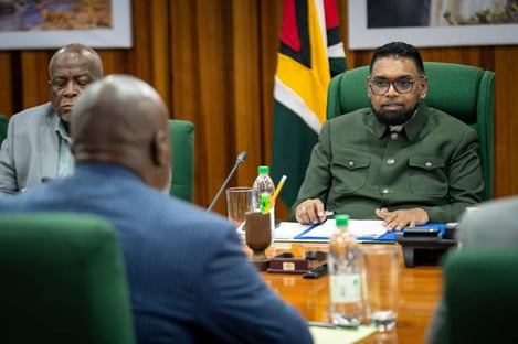 Presidente da Guiana confirma reunião com Maduro