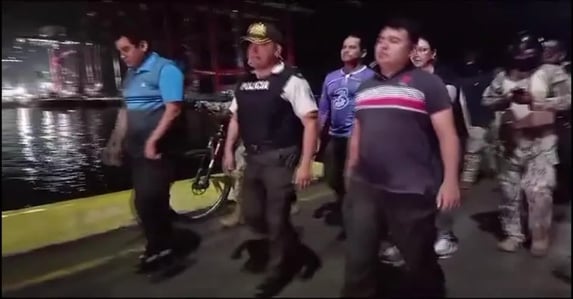 Policiais são libertados no Equador após noite de terror