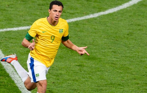 Coritiba confirma contratação do atacante Leandro Damião