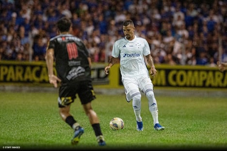 Cruzeiro vence o Democrata-GV e segue líder no estadual