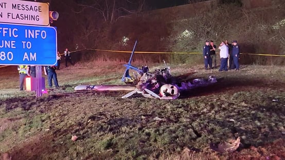 Aeronave cai em Nashville: 5 mortos e rodovia principal fechada