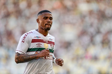 Douglas Costa, com lesão, pode desfalcar o Fluminense contra o Flamengo na semifinal