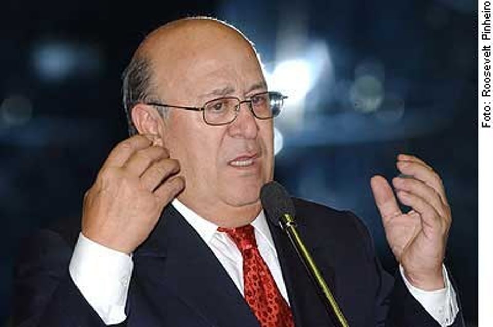O passaporte vermelho do homem da mala