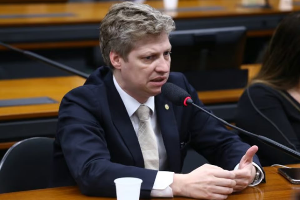 Crusoé: deputados aprovam moção de repúdio à visita de Maduro: “Grave mensagem”