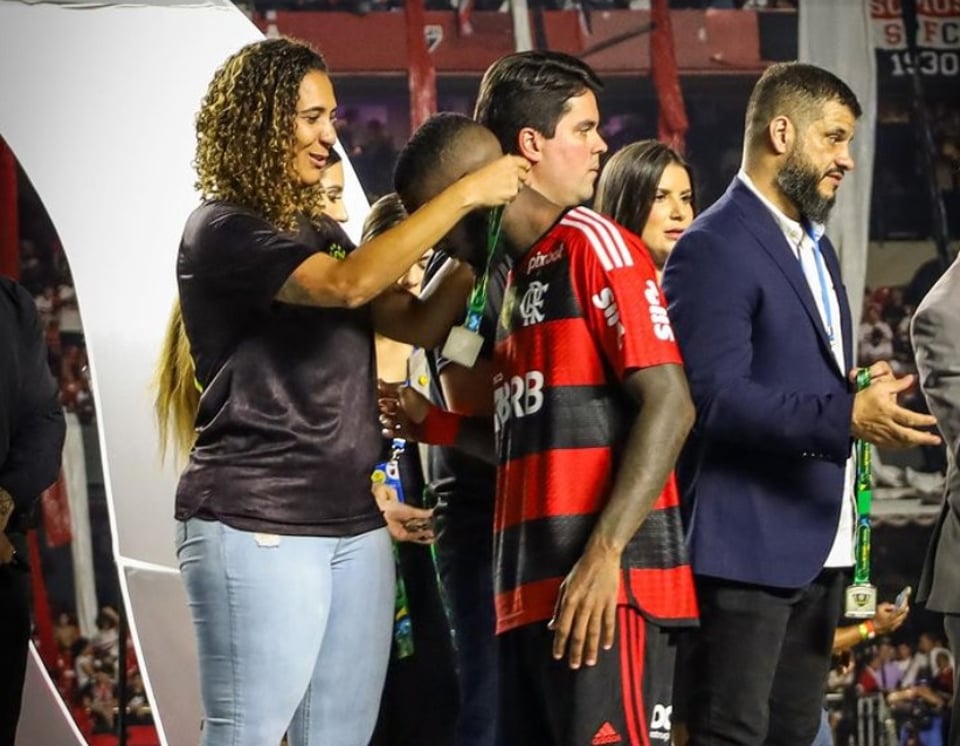 Ministra de Lula pega voo da FAB para ver final da Copa do Brasil