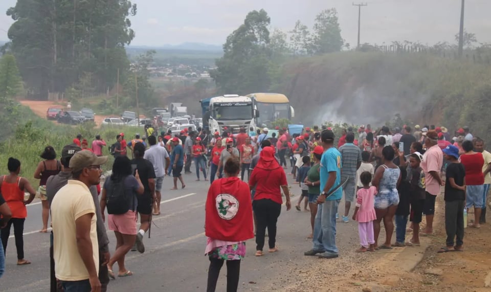 MST fecha a BR 101 em vários pontos na Bahia
