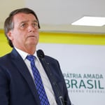 No sofá-cama de Allan dos Santos
