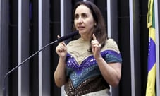 “Democracia pode ser mais barata”, diz Adriana Ventura, sobre golpe do fundão