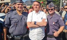 Justiça suspende multa de R$ 43 mil a Bolsonaro por não usar máscara