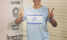 Michelle vota no DF com camiseta em homenagem a Israel