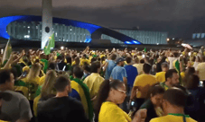 Manifestantes fazem vigília em frente ao QG do Exército em Brasília