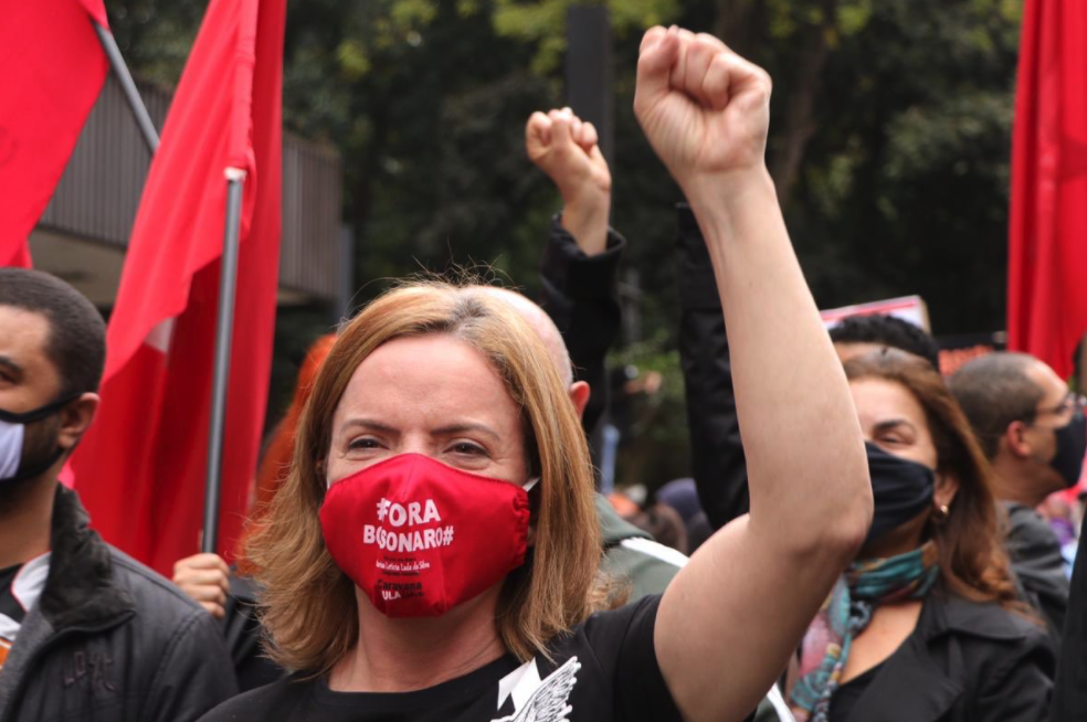 Gleisi participa de ato na Paulista contra Bolsonaro