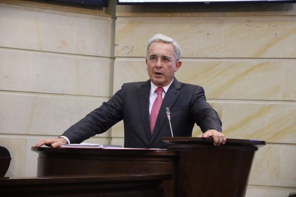 Justiça colombiana declara ex-presidente culpado por suborno de testemunhas