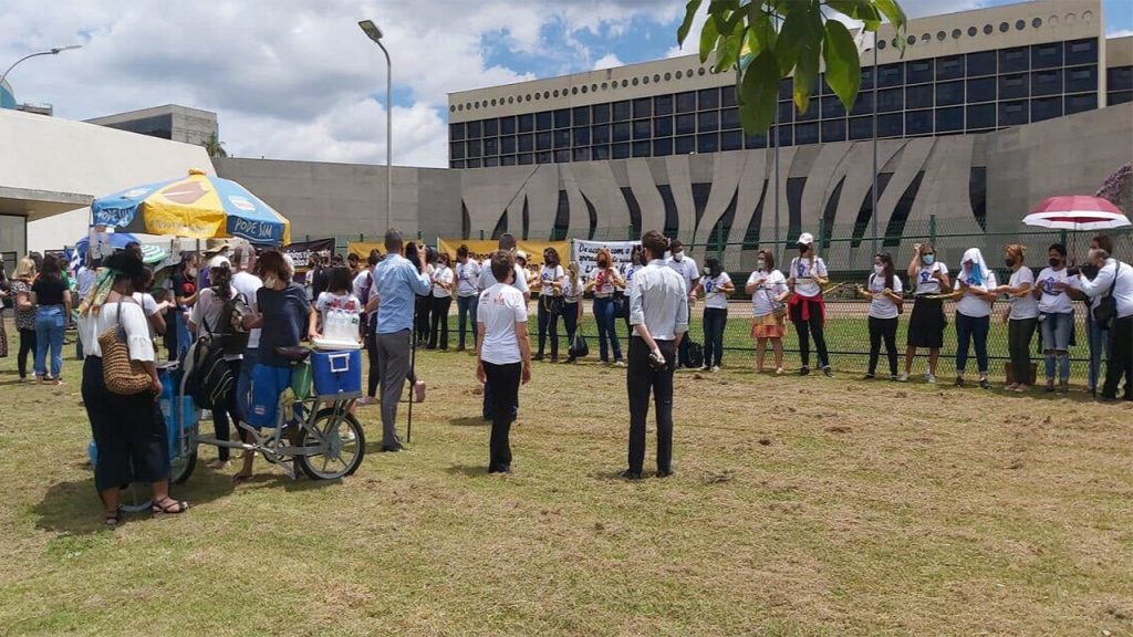 Mulheres se acorrentam em frente ao STJ contra mudanças nos planos de saúde