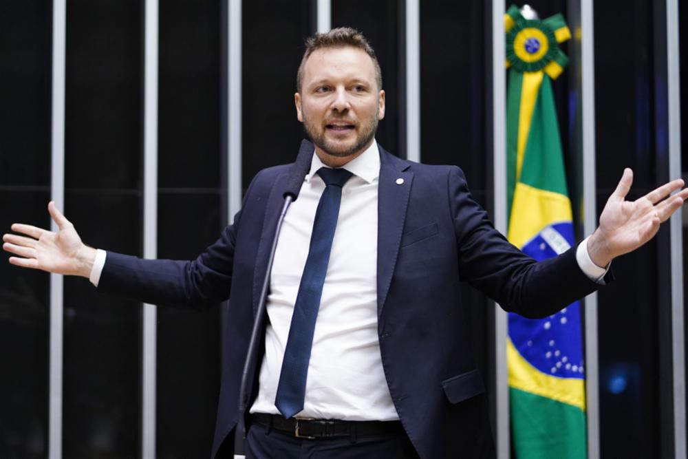 Vice-líder chama de “decreto ditatorial” texto do desarmamento assinado por Lula