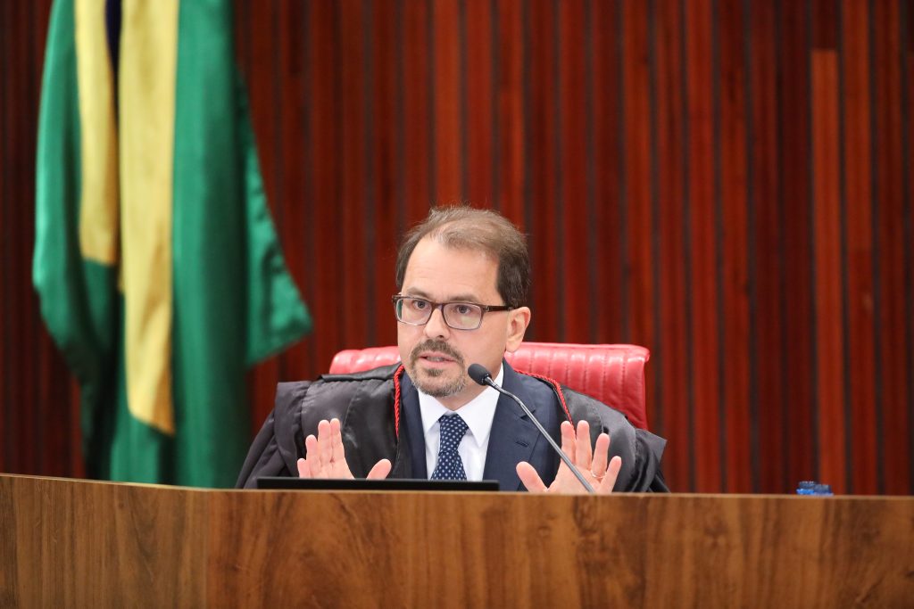 Relator rejeita desistência e vota por anular votos de Garotinho