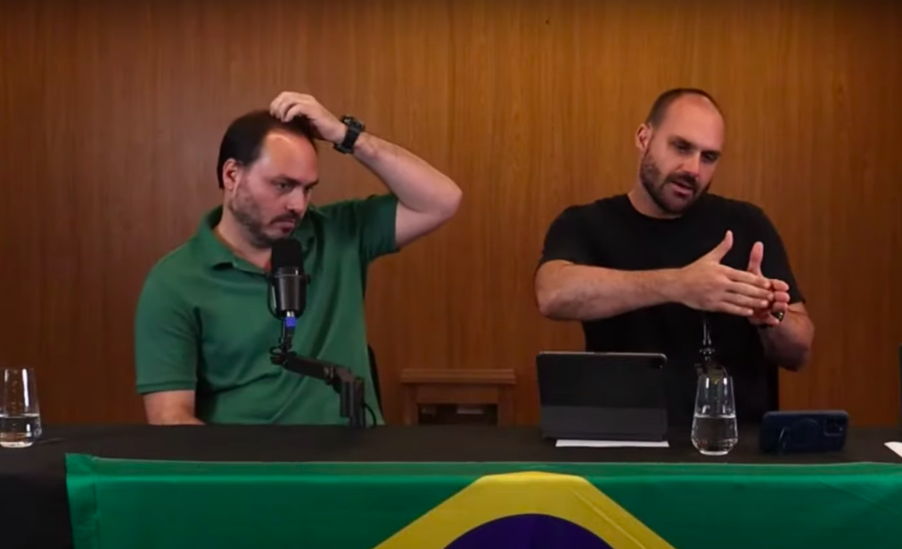 Carlos e Eduardo Bolsonaro em live familiar. Live da família Bolsonaro. Foto: Reprodução/ YouTube