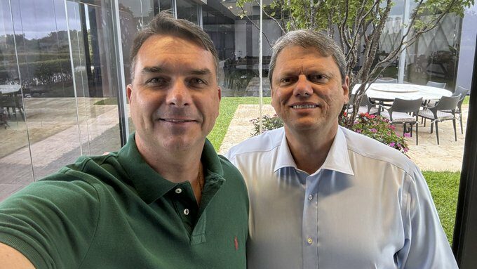 “Tarcísio está com a gente”, diz Flávio sobre apoio do governador de SP
