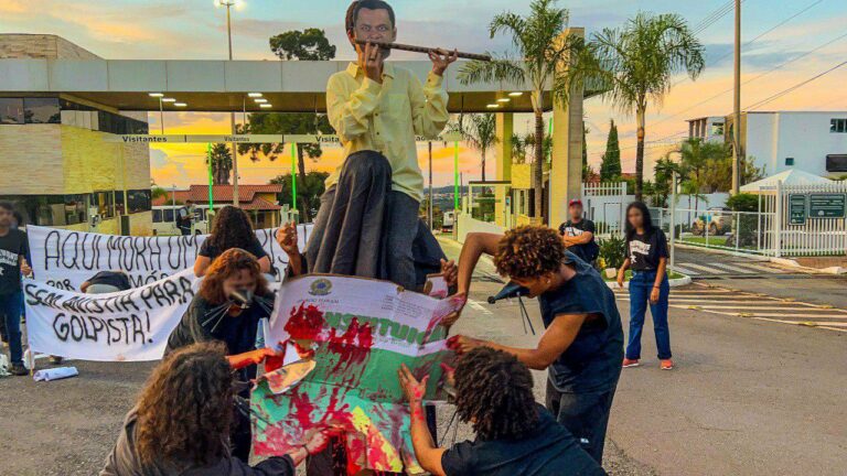 Grupos de esquerda fazem ato contra o golpe em frente ao condomínio de Bolsonaro