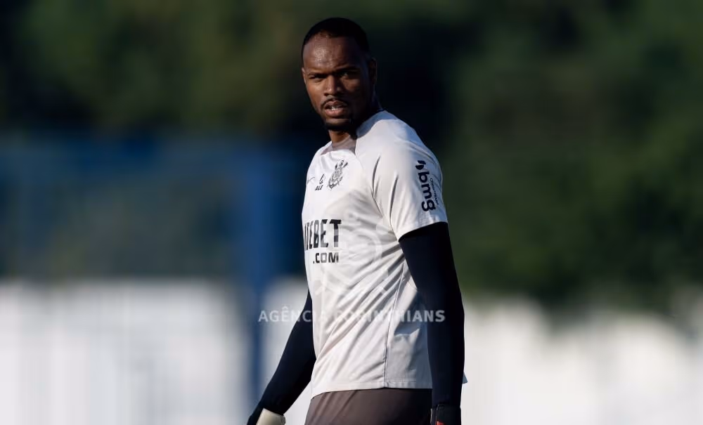 Carlos Miguel chega ao Brasil para assinar com o Palmeiras