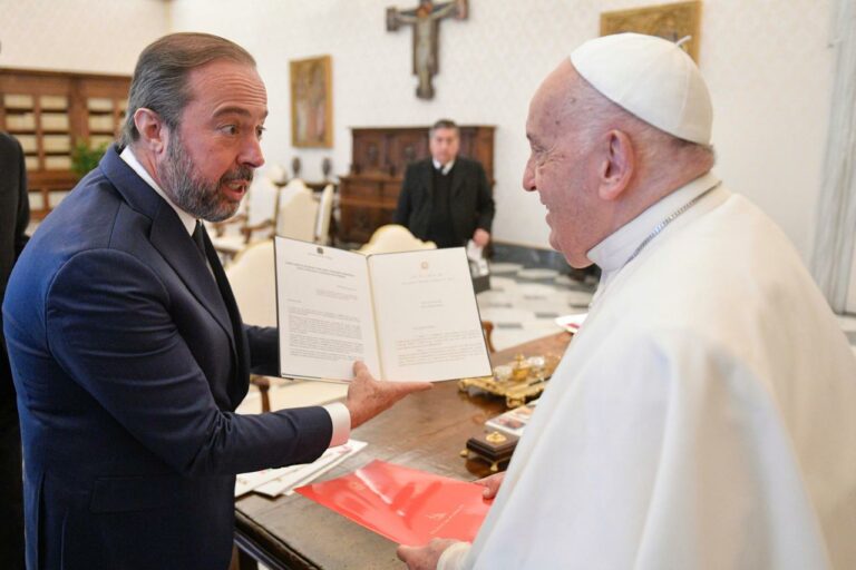 Ministro de Minas e Energia, Alexandre Sivleira, e papa Francisco