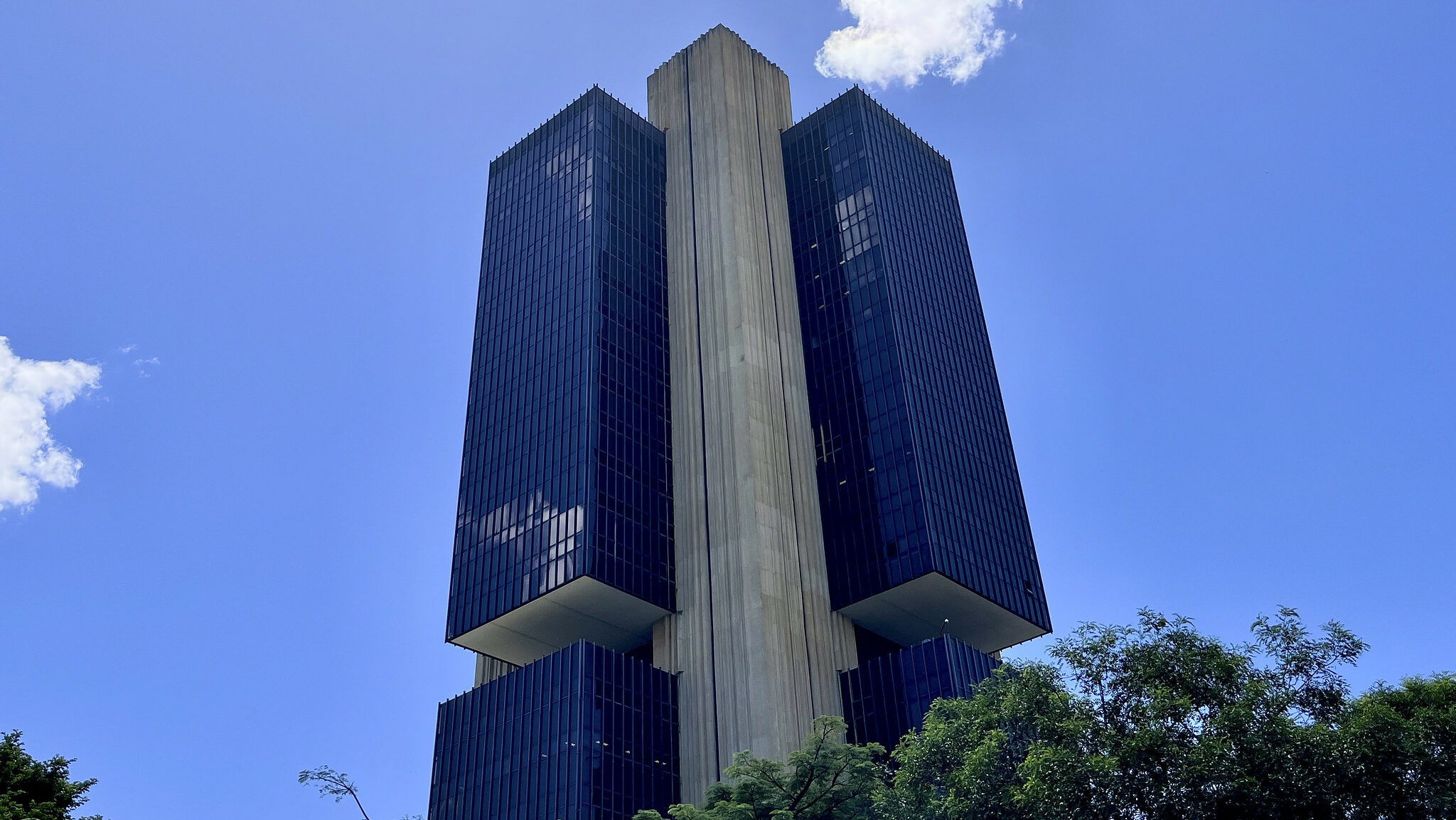 caracterizada pela ausência de vinculação a Ministério e que possui autonomia técnica, operacional, administrativa e financeira (LC 179, de 2021). Ele tem por objetivo fundamental assegurar a estabilidade de preços, além de zelar pela estabilidade e pela eficiência do sistema financeiro, suavizar as flutuações do nível de atividade econômica e fomentar o pleno emprego.