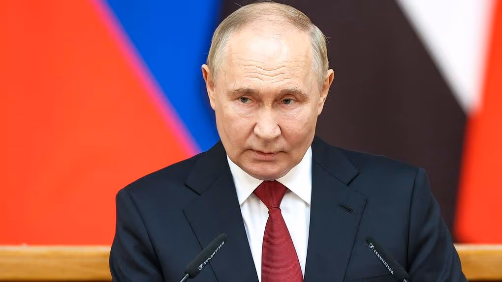 Rússia vive expansão militar e aperto econômico
