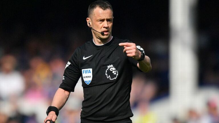 Árbitro Stuart Attwell durante jogo entre Everton e Sheffield United Dave Howarth/CameraSport via Getty Images