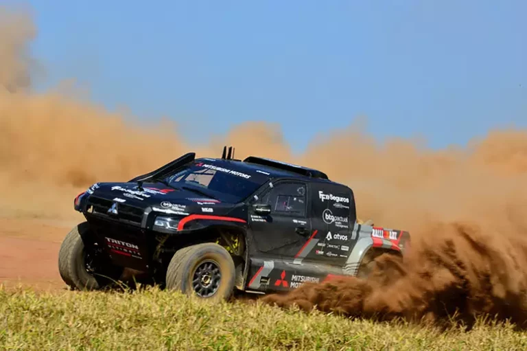 Conheça o Triton Ultimate Racing:, o carro brasileiro que conquista o rally cross-country