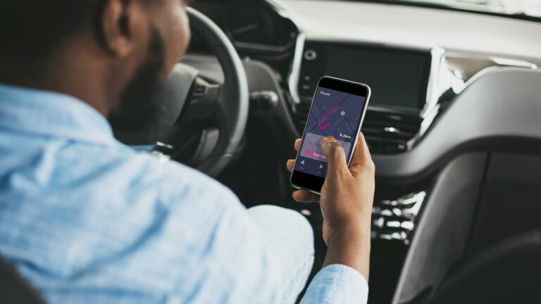 O que a lei diz sobre usar o celular como GPS enquanto dirige