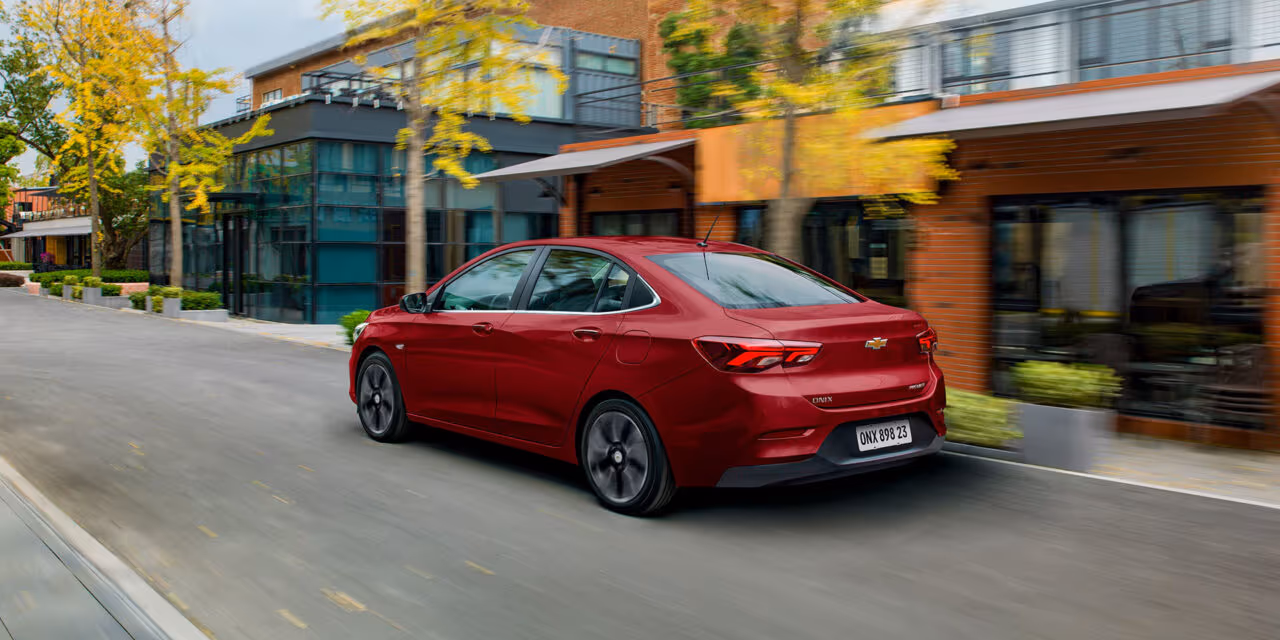 Chevrolet Onix 2025 agrada quem busca consumo baixo e tecnologia no dia a dia