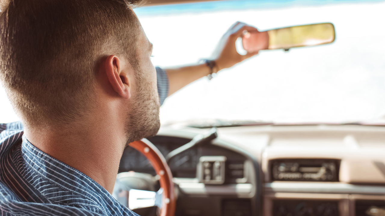 O que diz a lei sobre manter o retrovisor quebrado mesmo que esteja funcional?