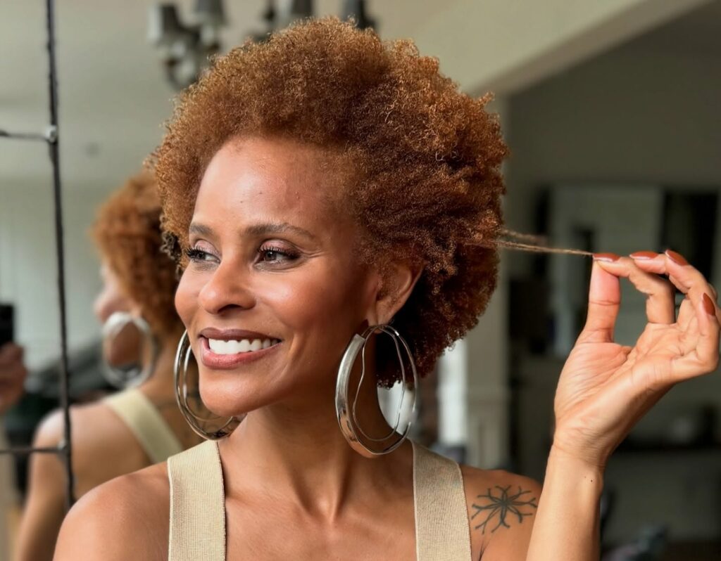 Aline Wirley recebe surpresa de aniversário em salão de beleza