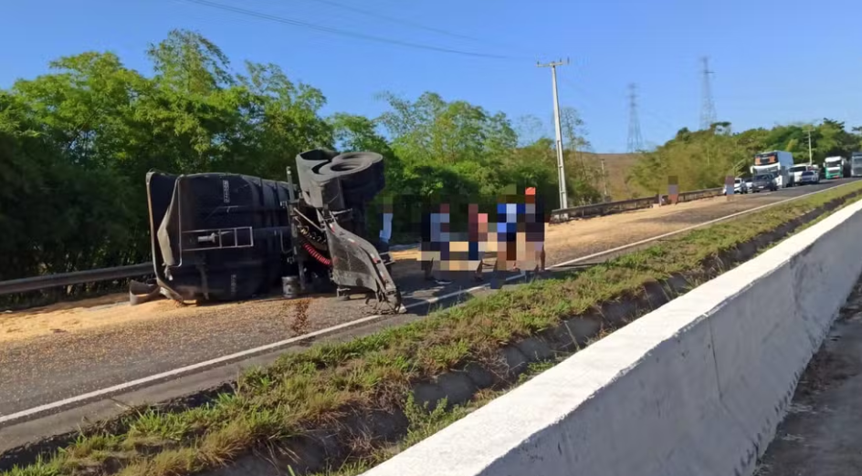 Acidente na BR-101: Carreta de milho tomba em Rio Largo
