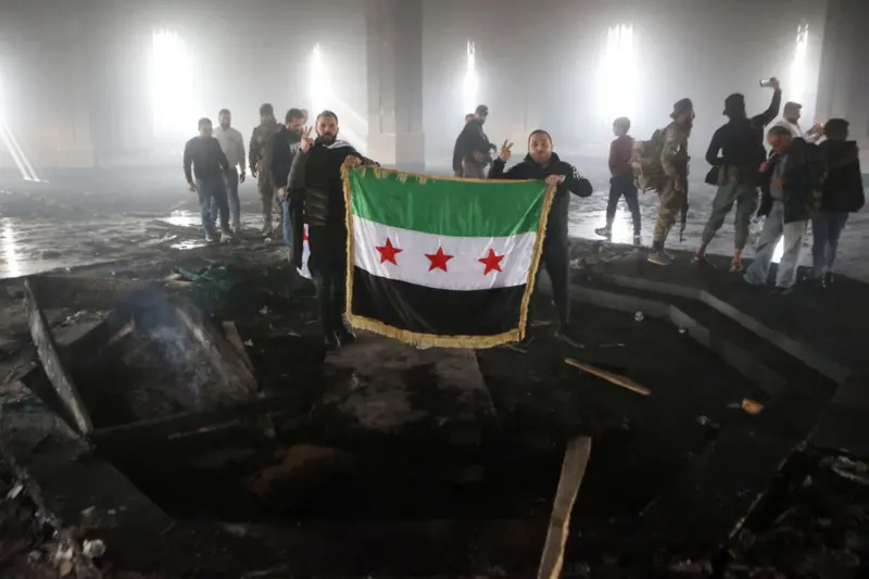 Crusoé: Sírios incendeiam túmulo de pai de Assad