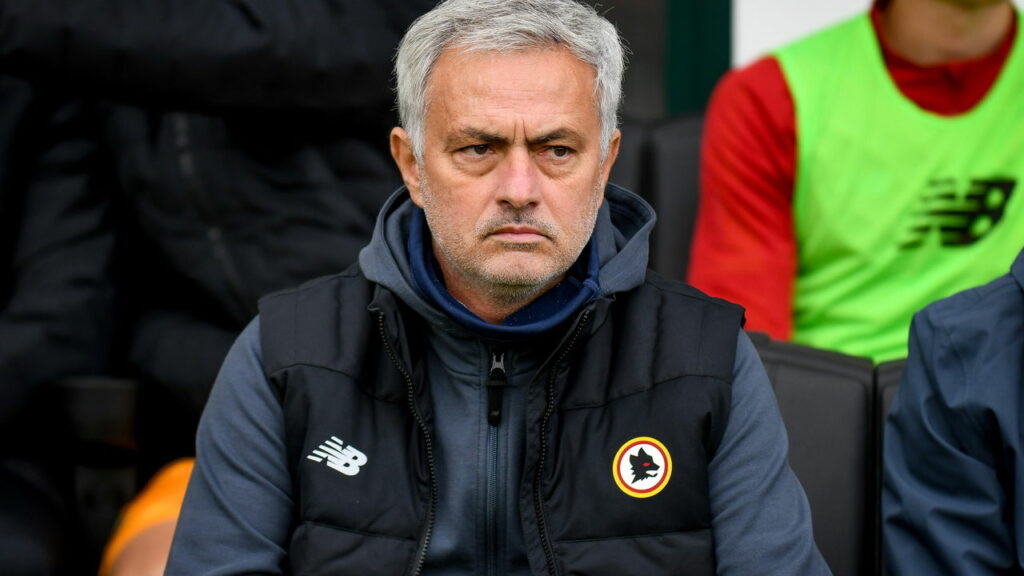 Mourinho deixa Istambul com problemas de saúde e passará por cirurgia