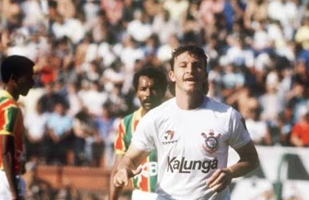Neto, ídolo do Corinthians, ganha busto em bronze no Parque São Jorge