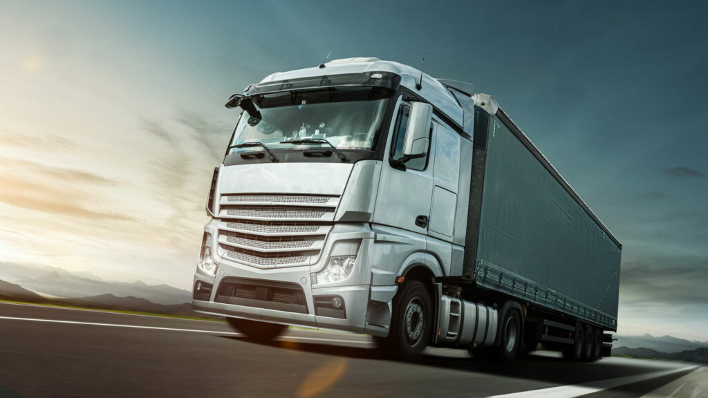 Acidente em Itatiba: Caminhão colide com árvore